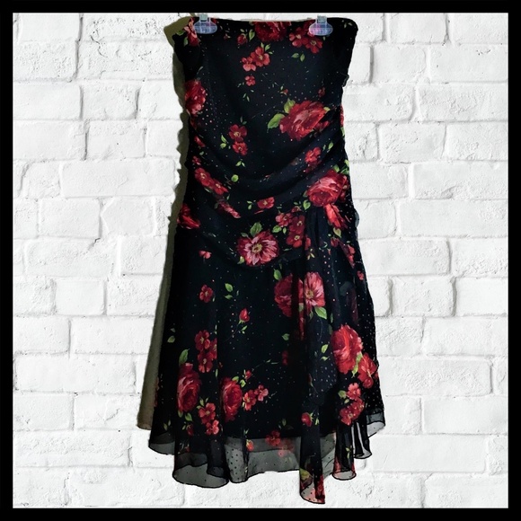 Hot Kiss Dresses & Skirts - Hot Kiss Gorgeous Black & Red Strapless Dress